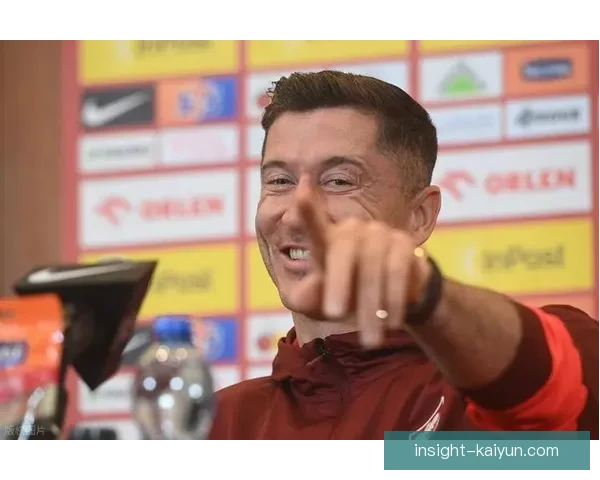 莱万多夫斯基在巴萨更衣室的领袖角色持续受到评价与关注